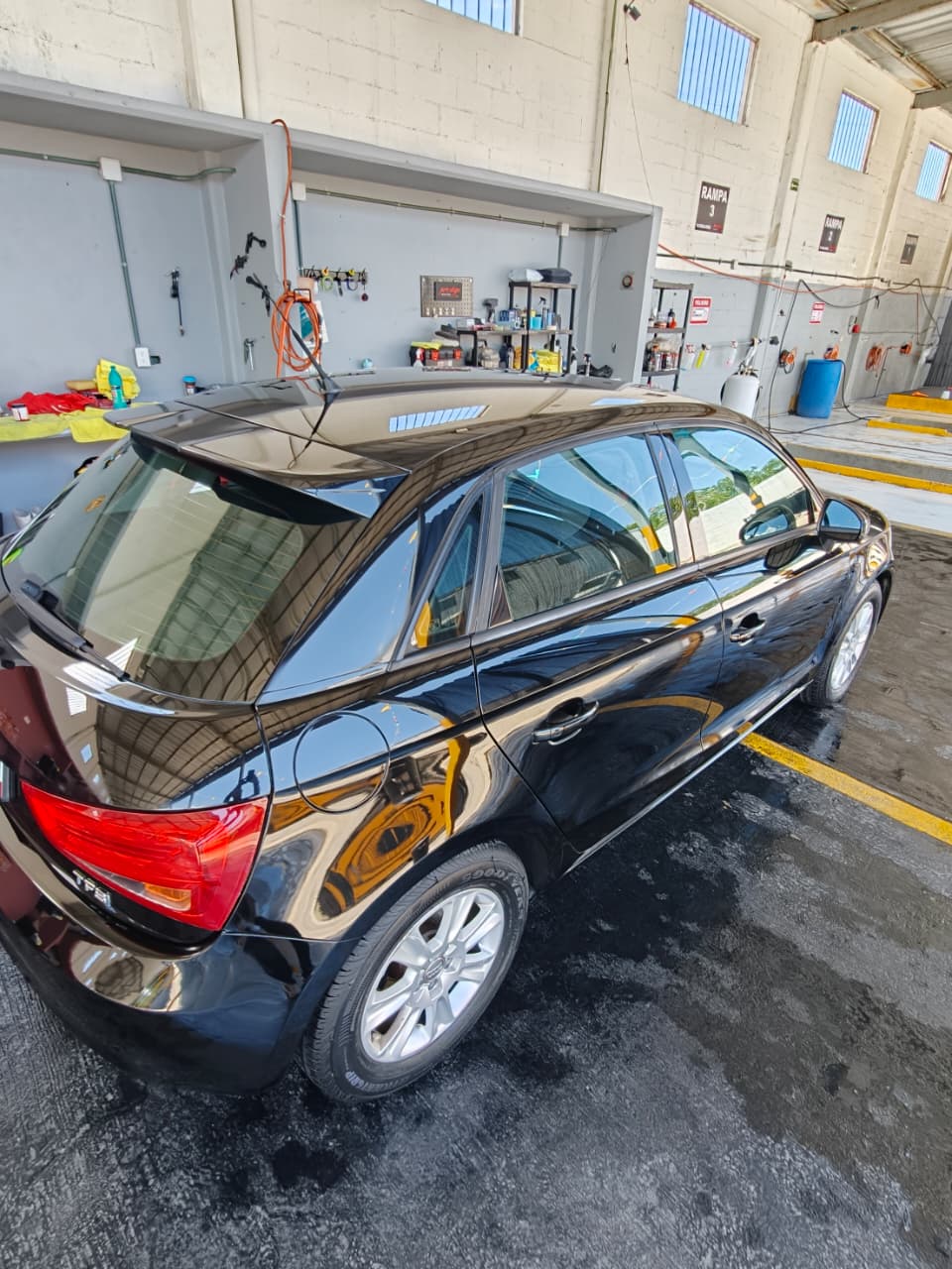 Auto de agencia con protección cerámica aplicada por Prestige Auto Care